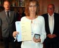 Bild: fnk
Aus den Händen von Landesvorstandsmitglied Hans-Jürgen Reitzenstein (rechts) und Vorsitzendem Klaus Frieser erhielt Karin Kraus das Ehrenzeichen und die Urkunde des Landesverbandes für besondere Verdienste um den Verein.