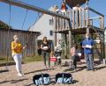 Bild: ow
Einen Volltreffer landen Evi Sloot und Lisa Plößner (links), die Verantwortlichen der Feuerwehr, mit ihrem Familienrätsel. 25 Teilnehmer, meist Kinder, nehmen daran teil und beschäftigen mindestens doppelt so viele Erwachsene, um Informationen über ihr Dorf zu finden. Zur Belohnung gibt es ein Memory-Kartenspiel mit Motiven aus Filchendorf.