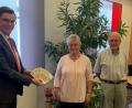 Bild: exb
Filialdirektor Michael Schelkshorn übergibt Anita Müller in der Pressather Geschäftsstelle im Beisein ihres Ehemannes Reiner den 10 000-Euro-Gewinn in bar.