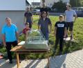 Bild: sei
Die Metzgerei Guber schenkt dem Vereinskartell eine Wärmetheke, Vorsitzender Richard Kammerer (links) bedankt sich.