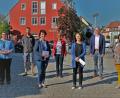 Bild: twi
Bürgermeister Konrad Kiener (Zweiter von rechts) überreichte den Erlös aus der Tombola des Weihnachtsmarktes. Unser Bild zeigt (von links): Birgit Novak, Stefan Mutzbauer, Christine Lippert, Franziska Gradl, Manuela Weig und Zweite Bürgermeisterin Maria Schlögl bei der Spendenübergabe.