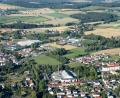 Luftbild: mür
Mittig im Bild ist die Fläche in Waldsassen im Landkreis Tirschenreuth zu erkennen, die entsiegelt werden soll.