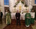 Bild: hir
Stellvertretend für die gesamte Pfarrei hieß Pfarrer Georg Parampilthadathil (Dritter von links) zusammen mit Pfarrgemeinderatssprecher Alois Kleierl (links) den neuen Pastoralreferenten Andreas Hartung (Dritter von rechts) und Ruhestandsgeistlichen Josef Most (Zweiter von rechts) willkommen.