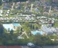 Bild: Wilhelm Amann
Östlich des Funktionsgebäudes (rechts) des Freizeitzentrums Perschen könnte ein Hallenbad mit zwei Becken entstehen. Der Volleyballplatz unten rechts müsste dann wohl weichen.