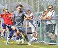 Bild: Hubert Ziegler
Der Hachinger Doppeltorshütze David Leitl (links) setzt den ballführnden Tim Thormann dicht an der Seitenlinie unter Druck.