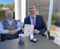 Bild: Stefanie Gradl
Bürgermeister Hans-Martin Schertl (rechts) überbringt dem Jubilar die Glückwünsche der Stadt Vilseck.