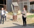 Bild: Portner
Museumsleiter Tobias Hammerl (rechts) und Bezirkstagspräsident Franz Löffler (links) stellen die Pläne für das Freilandmuseum Oberpfalz vor.