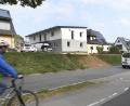 Bild: Petra Hartl
Über diesen Neubau an der Katharinenfriedhofstraße regt sich SPD-Stadtrat Dieter Amann auf. Er findet, das neue Gebäude zerstöre den Charakter dieser Siedlung aus den 1930er Jahren.