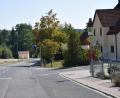Bild: bö
Der Ebermannsdorfer Gemeinderat hat den Ausbau dreier Bushaltestellen, zwei an der Hauptstraße und eine an der Einmündung der Dientzenhofer Straße (rechts im Bild), auf den Weg gebracht. Die Haltestelle links wird erst im Zuge des Baues der Neuen Mitte barrierefrei umgebaut werden.
