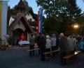 Bild: dob
Mit einem Dankgottesdienst feierte Kaplan Alexander Ertl mit den Gläubigen einen Dankgottesdienst vor der Kapelle in Fiedlbühl und erinnerte an den 50. Jahrestag der Madonnenstiftung durch den Bayerischen Ministerpräsidenten Dr. Alfons Goppel.
