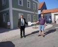 Bild: fvo
Bürgermeister Josef Beimler überreicht dem Mieter des revitalisierten alten Beimlschlosser-Hauses, Physiotherapeut Thomas Bauer (rechts), den Schlüssel für das Gebäude.