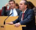 Bild: Sven Hoppe/dpa 
Wirtschaftsminister Hubert Aiwanger ( Freie Wähler) spricht im bayerischen Landtag. Im Hintergrund sitzt Ministerpräsident Markus Söder (CSU).