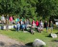 Bild: bsc
Am Eingangsportal zum Steinwald in Pfaben stellten sich die Teilnehmer der Jubiläums-Tour des Naturparks zu einem Erinnerungsfoto. Zum Erfolg trugen die Ranger Jonas Ständer und Marie Wittmann (vorne von links) bei.