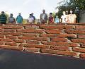 Bildmontage: ref
Die Steine des Anstoßes: Eine Mauer, rund 1,50 Meter hoch, soll die Dostlerstraße in Ost und West teilen. Quer durch die Straße. Die Anwohner sind alles andere als begeistert.