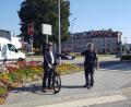 Bild: exb
OB Michael Cerny (links) kam zufällig vorbei, als die Polizei bei einer Verkehrssicherheitsaktion Fahrradfahrer und Nutzer von Pedelecs über Sicherheit im Straßenverkehr aufklärten.