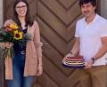 Bild: exb
VG-Vorsitzender Gerald Reiter (rechts) gratulierte Sabrina Stoiber mit Torte und Blumenstrauß.