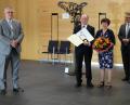 Bild: pko
Bei einer Feierstunde in der Schwarzachtalhalle hat Laurenz Lorenz (Zweiter von links, mit Gattin Elisabeth) die Staatsmedaille in Bronze erhalten. Zur Auszeichnung gratulierten (von rechts) Behördenleiter Thomas Gollwitzer, Bürgermeister Martin Birner und stellvertretender Landrat Richard Tischler.