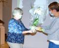 Bild: hai
Michaela Blattnig (rechts) hält beim Mockersdorfer Frauenbund einen Vortrag über das Seelenheil. Regina Krywinski überreicht ihr zum Dank eine Orchidee.