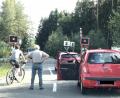 Bild: mte
Das akustische Warnsignal ist deutlich, das rote Licht leuchtet, aber nur eine Halbschranke ist geschlossen. Ein Zug kommt und kommt nicht. Die ersten Verkehrsteilnehmer wollen deshalb den Bahnübergang in Richtung Latsch dennoch passieren. Dürfen Sie das? Die Bundespolizei informiert.