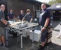 Bild: wro
Karsten Heßing zeigt Landrats Roland Grillmeier, Markus Schultes (Fischereiverein), Markus Brunner und dem Vorsitzenden des Fischereivereins Tirschenreuth, André Röckl (von links) wie man die Teichprodukte fachgerecht vor- und zubereitet.