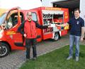 Bild: bjp
Seinen Dank für die handfeste Unterstützung der Feilersdorfer Wehr beim Burkhardsreuther Feuerwehrfest 2018 hätte der Burkhardsreuther Kommandant Stefan Groß (rechts) seinem Feilersdorfer Kollegen Gerhard Wiesent gern durch tatkräftiges Zupacken bei der 125-Jahr-Feier der Feilersdorfer ausgedrückt. Weil "Corona" die Festpläne durchkreuzte, gab es als Dankes- und Solidaritätsgeste ein Geldgeschenk.