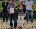 Bild: pop
Vereinsvorsitzender Michael Eckmeder (von links), Ehrenvorsitzender Johann Luschmann, seine Ehefrau Heidi und Fraktionssprecher Thomas Wagner.