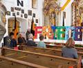 Bild: no
Vor den Seitenaltären der Wallfahrtskirche waren sieben große Lettern aus Holz aufgebaut, welche das Wort "FRIEDEN" darstellten.