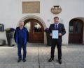 Bild: Christina Schmeidl
Bürgermeister Stefan Braun (rechts) bei der Vereidigung des neuen Feldgeschworenen Richard Volber.