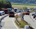 Bild: Götz
Der alte Fahrbahnbelag auf der Autobahn bei Schwandorf hat mittlerweile über 25 Jahre auf dem Buckel. Er wird nun durch einen lärmtechnisch optimierten Splittmastix-Asphalt ersetzt.