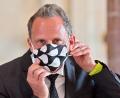 Bild: Peter Kneffel/dpa
Thorsten Glauber (Freie Wähler) nimmt sich zu Beginn einer Kabinettssitzung seinen Mund-Nasen-Schutz ab.