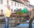 Bild: pop
Karl Scheuerer rechts im Bild pflegt wie viele andere Blumenpaten den Blumenschmuck, hier an der Hammerbrücke. 2. Vorsitzender des Gartenbauvereins Bernhard Tischler weiß dies Engagement zu schätzen.