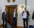 Bild: Stadt Marktredwitz/exb
Glückwünsche zum Dienstjubiläum: Im Bild von links Geschäftsführer Mario Wuttke, Geschäftsführer Stefan Büttner, Alexander Rieß und Oberbürgermeister Oliver Weigel.