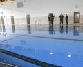 Bild: Petra Hartl
Besuch am Beckenrand. Oberbürgermeister Jens Meyer, Baudezernent Oliver Seidel und Hochbauamtsleiterin Jutta Häusler führen den Bundestagsabgeordneten durch die generalsanierten Sportstätten der Weidener Realschulen.