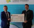 Bild: Franziska Dirmeier/exb
Lions-Präsident Manuel Lischka (links) übergab 2000 Euro für das Projekt "1000 Schulen für unsere Welt" an Landrat Thomas Ebeling.