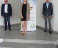 Bild: exb
Kewog-Geschäftsführer Bernd Büsching (rechts) gratulierte Josef Konradl (links) und Luisa Wölfl zum Jubiläum.