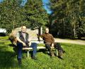 Bild: rfi
Bürgermeister Ludwig Gürtler (links) und Naturparkranger Heiko Hoffmann (rechts) genießen bei einer Rast die Stille der Natur.