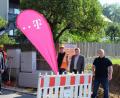 Bild: exb
Beim Besuch der Baustelle am Axtheid-Berg waren dabei (von links): Reginalmanager der Telekom Enrico Delfino, Bürgermeister Hans-Martin Schertl, zwei Mitarbeiter des Bauunternehmens, Manager Breitbandausbau Josef Markl und Marco Spranger von der Telekom.