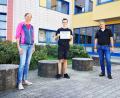 Bild: exb/Andreas Fröhlich
Als Schulbester des Johann-Andreas-Schmeller-Gymnasiums Nabburg hatte sich Lukas Hägler (Mitte) für den Landesentscheid des Bundeslandes Bayern des „Diercke Wissen Geographie“-Wettbewerbs qualifiziert und gewann. Das Siegerpaket überreichten ihm Oberstudiendirektor Christian Schwab (rechts) und Oberstudienrätin Catharina Höcherl (links).