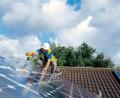 Bild: picture-alliance/obs
Solardachmontage, Photovoltaik, ein Projekt der BP Solar.