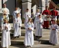 Bild: Nicole Koller
Die acht Erstkommunionkinder der Pfarrei St. Ursula mit Pfarrvikar Christian Preitschaft.