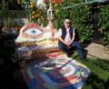 Bild: pz
Klaus Schuster erfüllte sich mit der außergewöhnlichen Gartenbank in der Anlage am östlichen Stadtrand Waldsassens einen lange gehegten Traum. Er und seine Frau Gudrun sind große Fans von Friedensreich Hundertwasser, weshalb der Polizeibeamte in drei Jahren die Sitzgelegenheit im Stile des österreichischen Künstlers errichtete. Besucher, die sich für das Werk interessieren, sind übrigens im Garten willkommen.