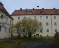 Archivbild: jr
Stadtrat Wolfgang Karbstein fordert, dass sich am Robert-Lindig-Platz bald etwas tut. Durch einen Abbruch dieser Gebäude könnte Bauland entstehen, wo barrierefreie und behindertengerechte Wohnungen geschaffen werden könnten.
