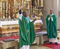 Bild: JOCHEN NEUMANN 
ERBENDORF
Pfarrer Martin Besold (rechts) begrüßte beim Gottesdienst den neuen Pfarrvikar Dr. Linus Chukwudi Nwankwo (links)
