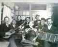 Repro: hev
Musikanten spielen mit Gitarre, Geige, Zither und "Quetsch'n" in einem Eschenbacher Wirtshaus auf.