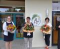 Bild: ak
Mit Blumen bedankte sich Pfarrer Sven Grillmeier bei Barbara Reichenberger und Sabine Leibl, die seit 25 Jahren zum Personal der Kindertagesstätte Sankt Franziskus gehören, sowie bei Leiterin Sabine Pöllath (von rechts). An der Wand ist das neue Logo der erweiterten Kindertagesstätte zu sehen.