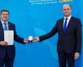 Bild: Christian Blaschka
Minister Albert Füracker (rechts) überreichte das Bundesverdienstkreuz am Bande an Altbürgermeister und Ehrenbürger Wilfried Neuber.