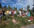 Bild: eib
Stolz haben sich die Mitglieder der Nature Community in Schönsee zum Gruppenfoto in ihrem neuen Naturgarten aufgestellt. Diesen haben Neelam Mages und Iris von Boyern während des Lockdowns verwirklicht.