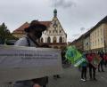 Bild: upl
Rund 100 Teilnehmer kamen zur ersten Klima-Demo nach dem Lockdown am Freitag auf den Amberger Marktplatz.