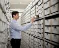Archivbild: Britta Pedersen
Ein Archivar sucht im Bundesarchiv. Die Daten aller Bürger sollen künftig einheitlich über die Steuernummer auffindbar sein.