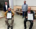 Bild: Musikverein/exb
Helmut Heidl und Reinhold Tragl (mit Urkunden, von links) sind von den Vorsitzenden Peter Erl und Stefan Hart zu Ehrenmitgliedern des Musikvereins Waldsassen ernannt worden.